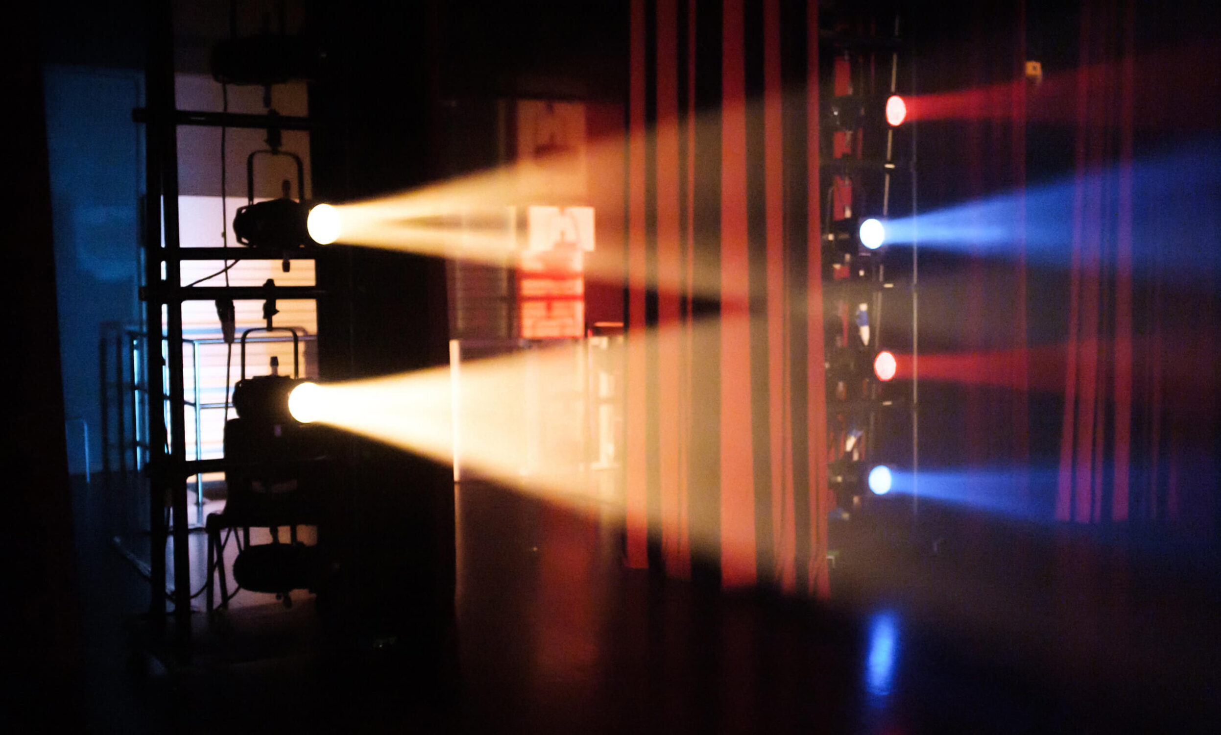 Spotlights on side booms with red and blue colour gels